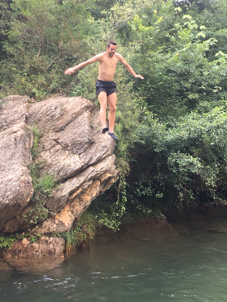 rotceh9's tweet photo. A veces vas corriendo y de pronto... Toca saltar!!! 😁😁 
#RunYourWorld #RunningRiver #saltandoalvacio #divirtiendonos #comoniños #sinmiedoanada https://t.co/a9f61WYLfz