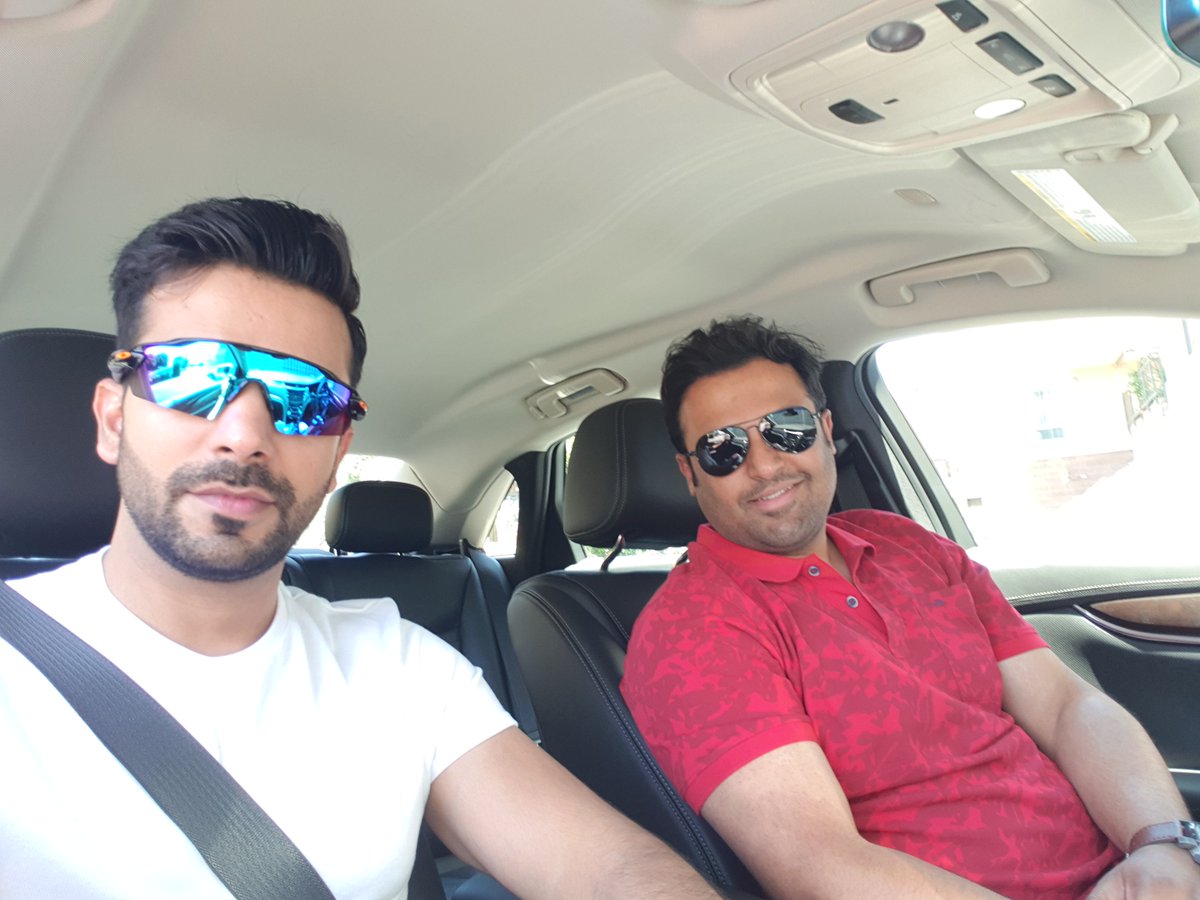 ManitJoura's tweet photo. Always had a sheer keenness to drive the #Cadillac and today finally it ticked off. #TravelDiaries #CaliforniaAdventure #MadameTussauds #LosAngeles https://t.co/mOAXQixkUf