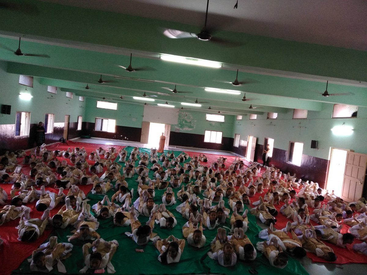 shilp86's tweet photo. Jay gurudev
Completed 2nd 
*PROJECT PAVITRA*
With 175 plus 
 adolescent girls have been given training on menstrual health and hygiene management 
@St. Francis School , JETPUR
@SriSri @PavitraProject @Project_Pavitra @AOLwomensclub @ArtofLivingABC @MChatrabhuj @ArtofLiving https://t.co/XAmnFwKqKf