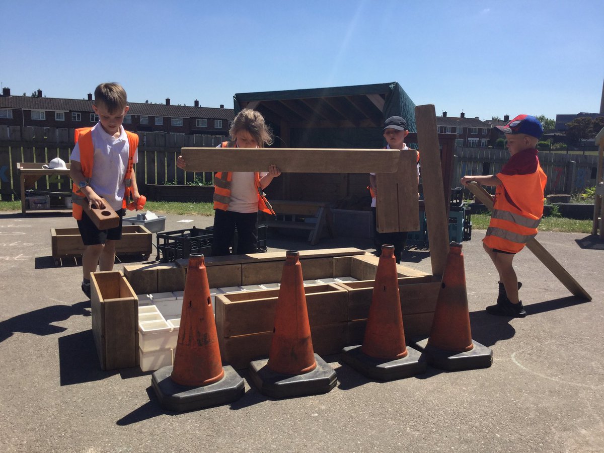 HGPAReception's tweet photo. @HGPAReception - "Where does this go?" "Can you drill that in please?" "Let's hammer some nails in" - Teamwork building Buckingham Palace! 🏰 https://t.co/hFrLmDWk9F