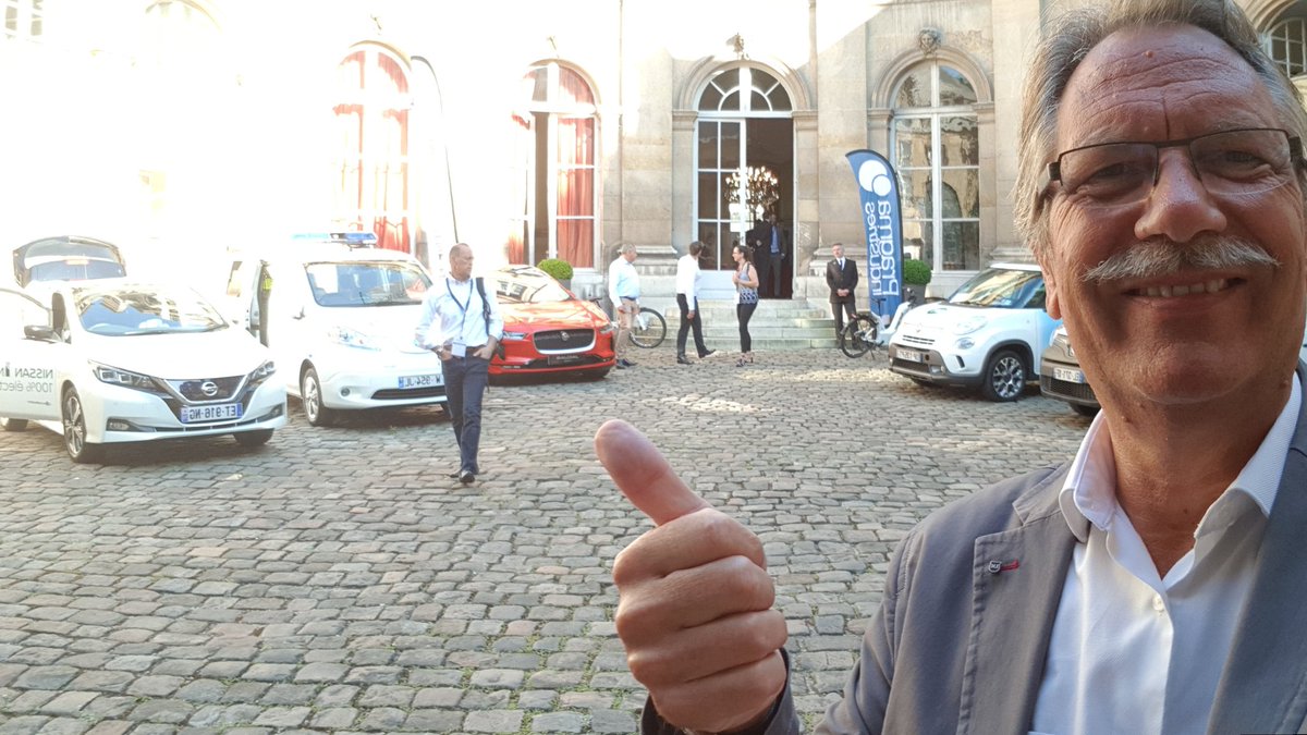JeanLucCOUPEZ's tweet photo. #Jean_Luc_Dupont Président du @SIEIL37 maire de #Chinon Vice-President @fnccr signe la Charte_Disque_Vert lors de #RIVE2018 @RIVEevent
Info #BLUE2BGREEN #Expert_mobilité et #Infrastructures_de_Recharge #IRVE pour les Véhicules électriques
https://t.co/PxHE7mYsOa @Qualif_IRVE https://t.co/ow7dXeKRKf