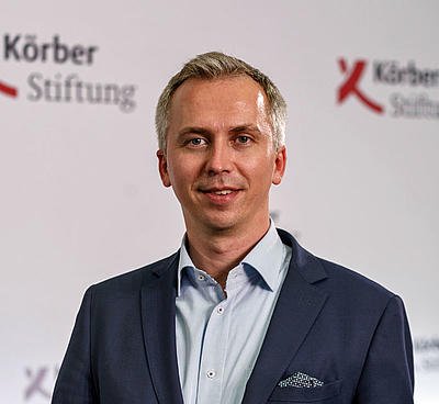 KoerberHistory's tweet photo. "#Visegrad funktioniert nur in der #EU und nicht ohne sie": Wojciech Przybylski @wprzybylski erläutert die Entwicklung der Visegrad-Gruppe und ihre zukünftige Rolle in der europäischen Politik #KHF2018 https://t.co/V60HSLlFcB https://t.co/k2CiYIcmoK