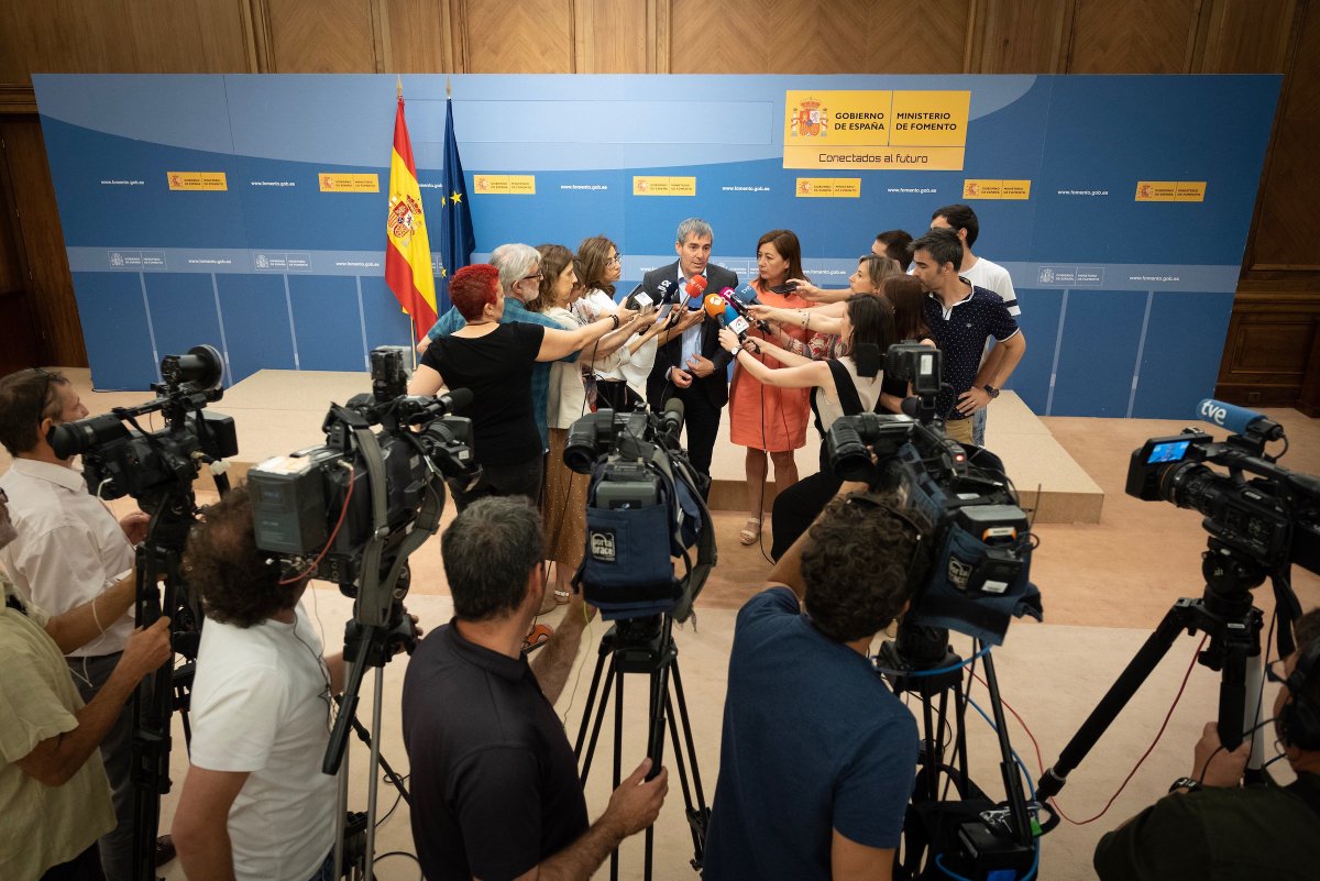 FClavijoBatlle's tweet photo. Los 2,2 millones de canarios podrán beneficiarse del descuento del 75 % en los trayectos con Península este mes de julio. Es un logro de nuestra tierra y de todos. Aplaudimos que @fomentogob haya corregido lo que, sin duda, era una grave injusticia. https://t.co/fN9B1dK1Cj