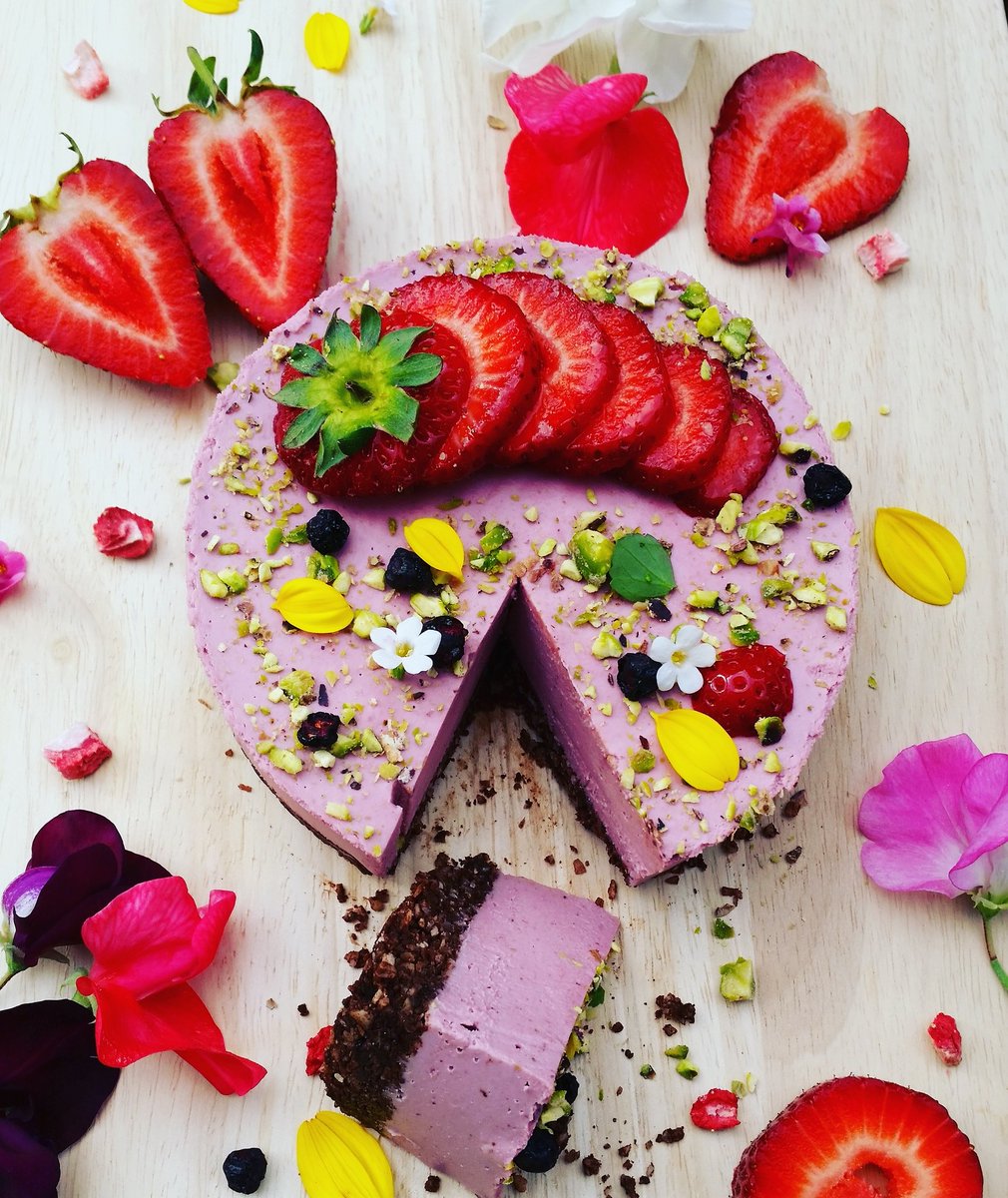 B_Raw_Cakes's tweet photo. Wimbledon's here: Time for a strawberry cake ππ°π Absolutely delicious!
#london #refinedsugarfree #wholefood #plantbased #vegan #glutenfree #dairyfree #londoneats #afternoontea #bestofvegan #freefrom #healthycake #Wimbledon #coeliac #instafoodie #koshercake #kosherkitchen https://t.co/kWsE3pRwVp