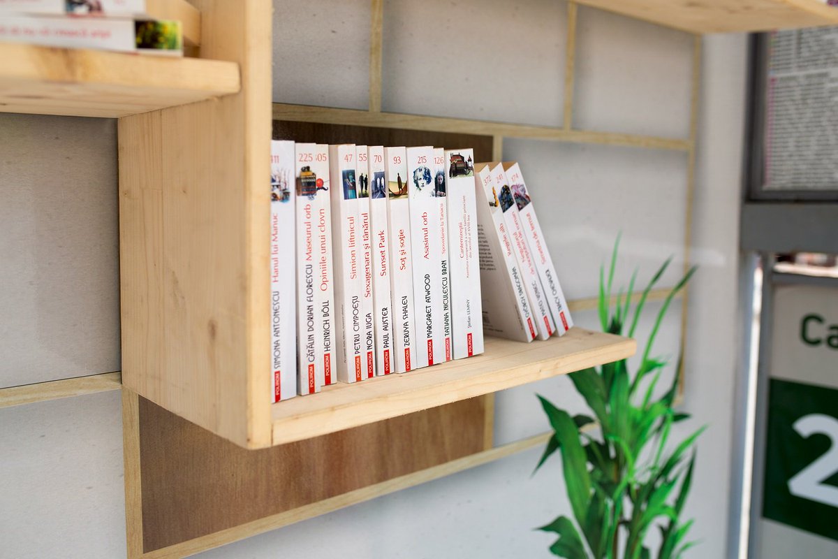 Staţia care te ajută să te muţi - un concept de comunicare urbană jovială, cu efect pe termen lung #statiilediniasi #advertising #OOH