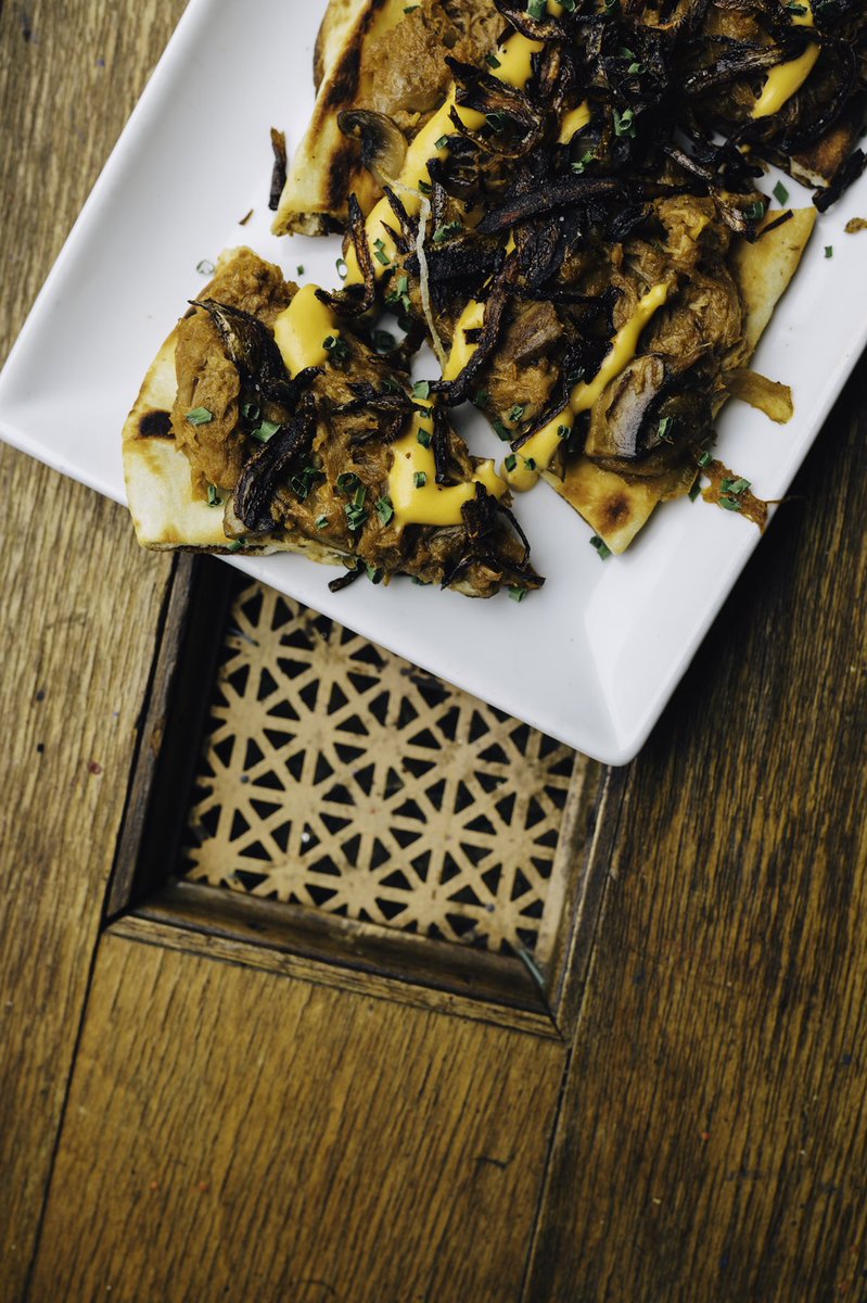 FishbonesBar's tweet image. Patio lunch season is officially in full swing! Stop in and try our pulled pork flatbread ☀️