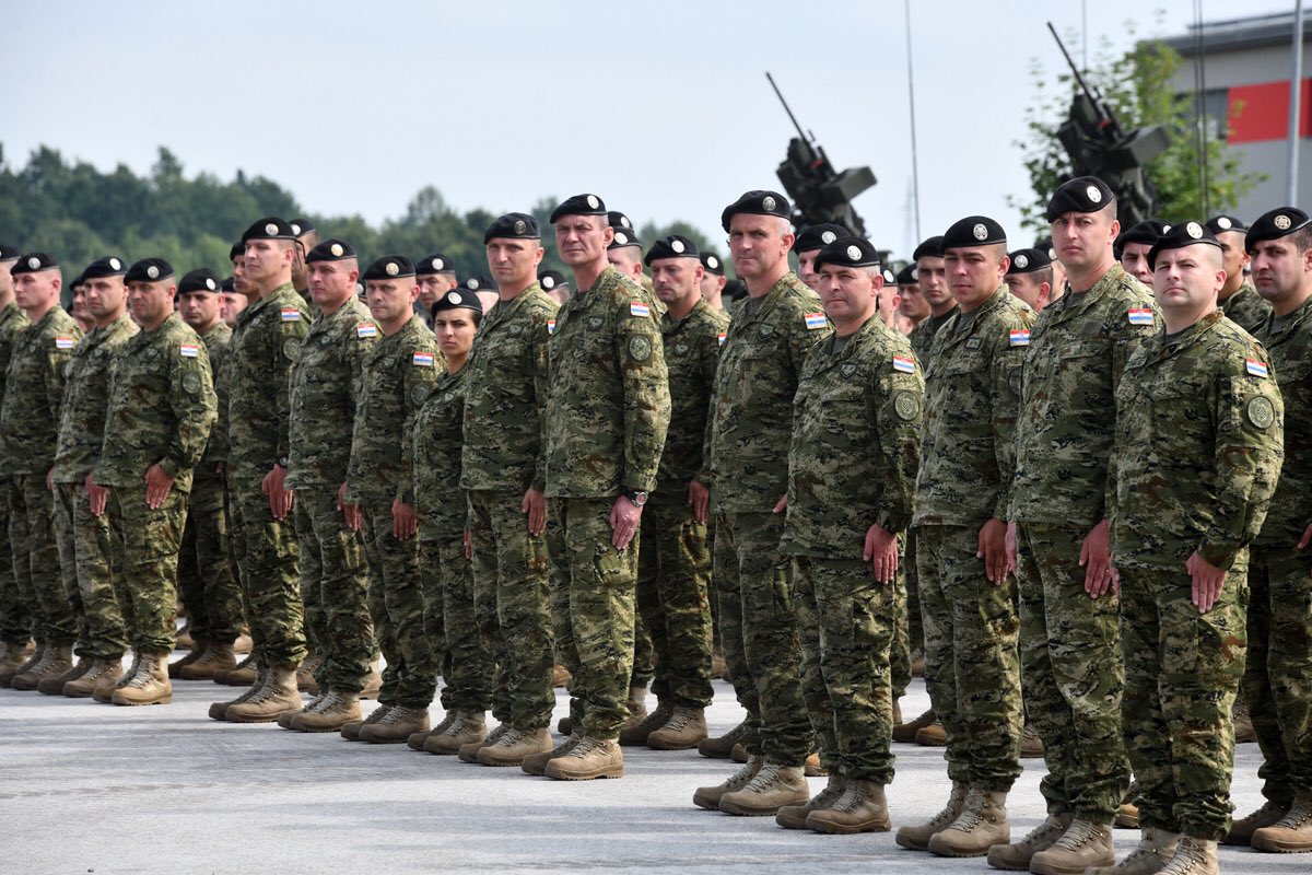 HRvojnik's tweet photo. U Petrinji svečano dočekani pripadnici 1. #HRVCON-a koji su se vratili iz Republike Litve gdje su sudjelovali u skopu #NATO aktivnosti
#eFP #osrh https://t.co/7guQsowXiQ