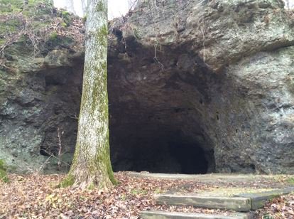 CedarCountyEMA's tweet photo. Whether visiting Horse Thief Cave or hiking Cool Hollow Trail, tell a trusted friend about your hiking plans. In case of emergency, someone knows where to find you. #StaySafe #PlayOnJuly https://t.co/j0NmV98L1u