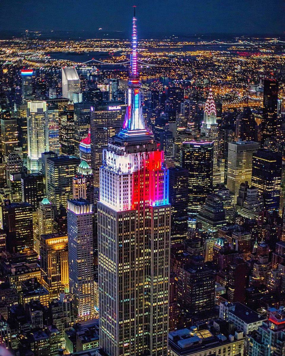 EmpireStateBldg's tweet image. Happy #IndependenceDay from New York City! We’re celebrating #July4th with a dynamic light display of red, white and blue. #HappyJuly4th 📷: mattpugs/Instagram