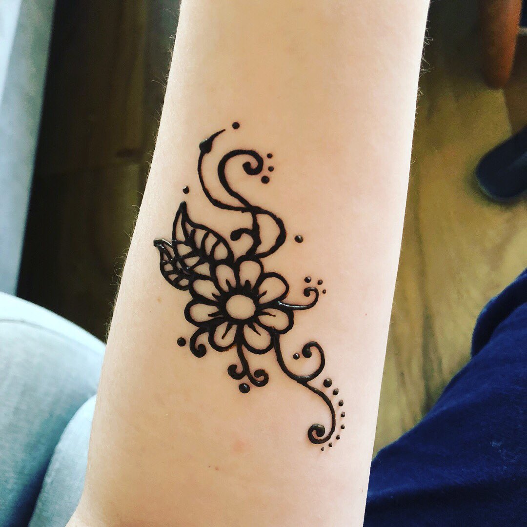 sammortz's tweet photo. Spent this evening practice #henna #newbie #mendhi #mendhidesign #hennadesign #beginner #floral #hennahand https://t.co/BJqlGXFSBN