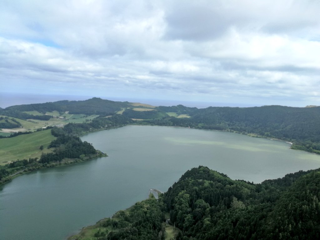 VolcanicAsh__'s tweet image. Having a great time so far with @IC_Geophysoc out in the Azores! Calderas, fumaroles, hot springs and thermal pools ~ 🌴🌋🌟 #gpsazores18