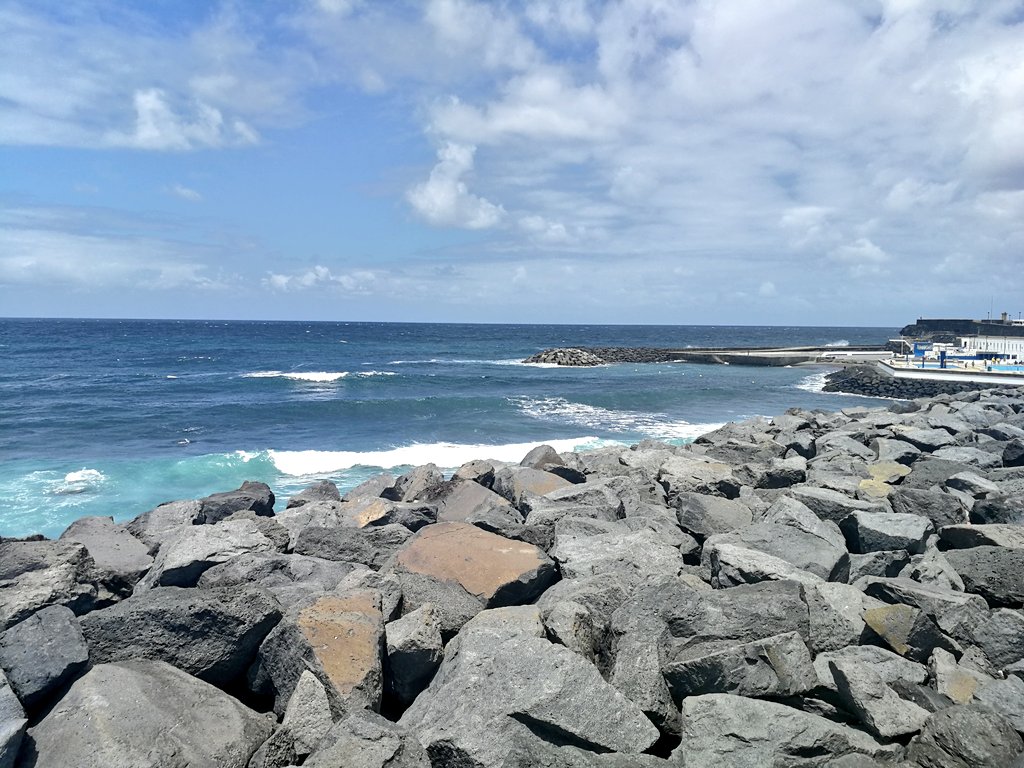 VolcanicAsh__'s tweet image. Having a great time so far with @IC_Geophysoc out in the Azores! Calderas, fumaroles, hot springs and thermal pools ~ 🌴🌋🌟 #gpsazores18