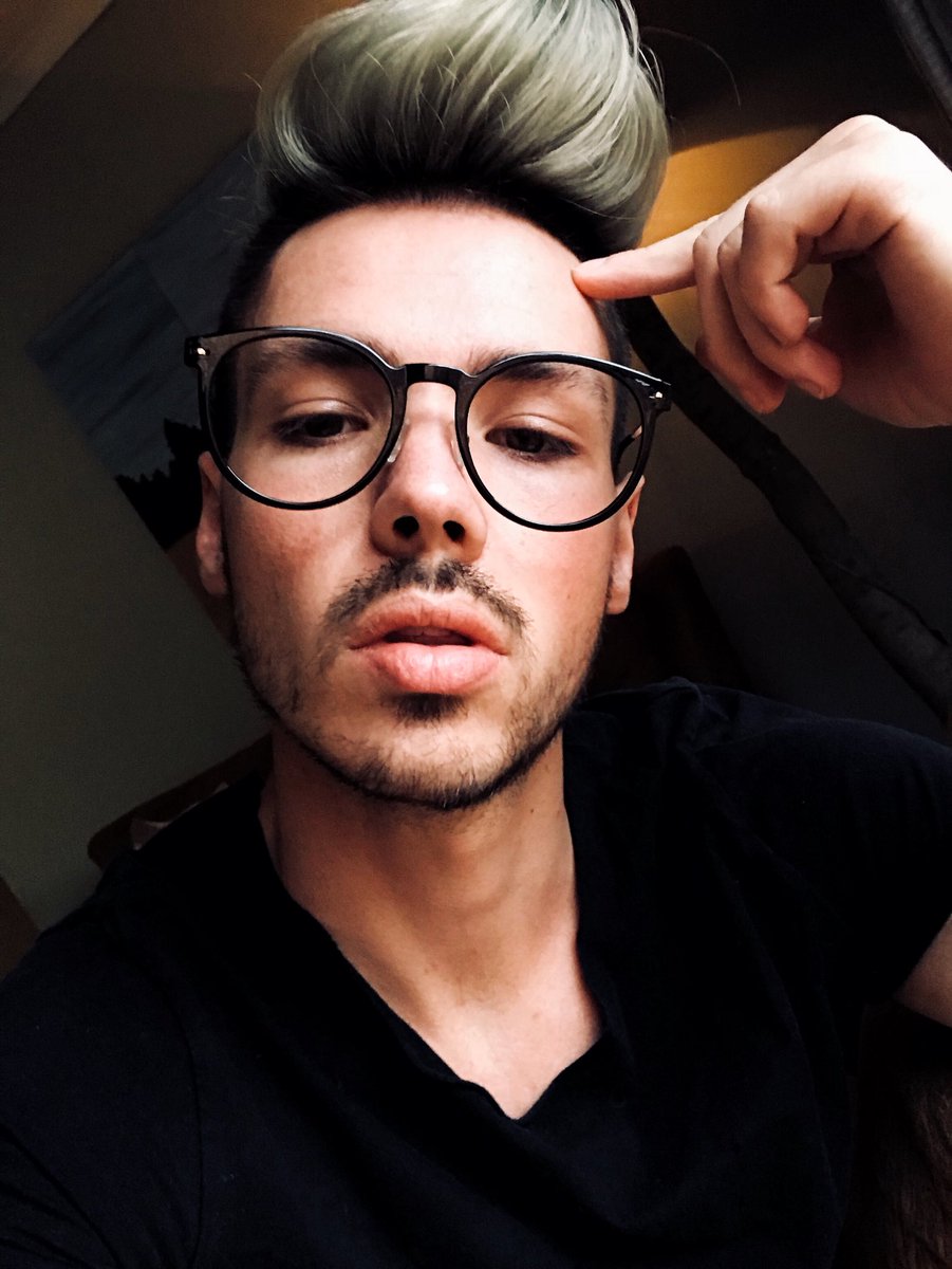 “Light is easy to love. Show me your darkness.” 🖤

Hair by <a href="/effects_hair/">Effects Hair & Makeup Studio</a>