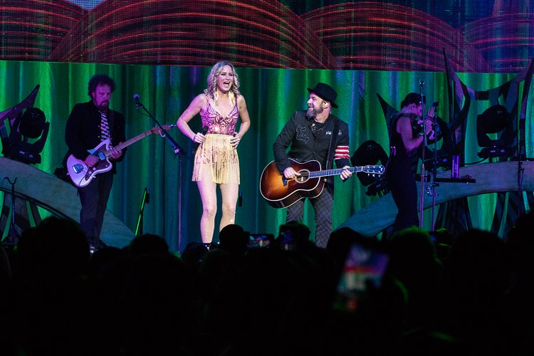 .<a href="/velo_city/">Carrie Z</a> documents <a href="/Sugarlandmusic/">Sugarland</a>'s buoyant show at <a href="/ChaifetzArena/">Chaifetz Arena</a>: bit.ly/2tRzQFw