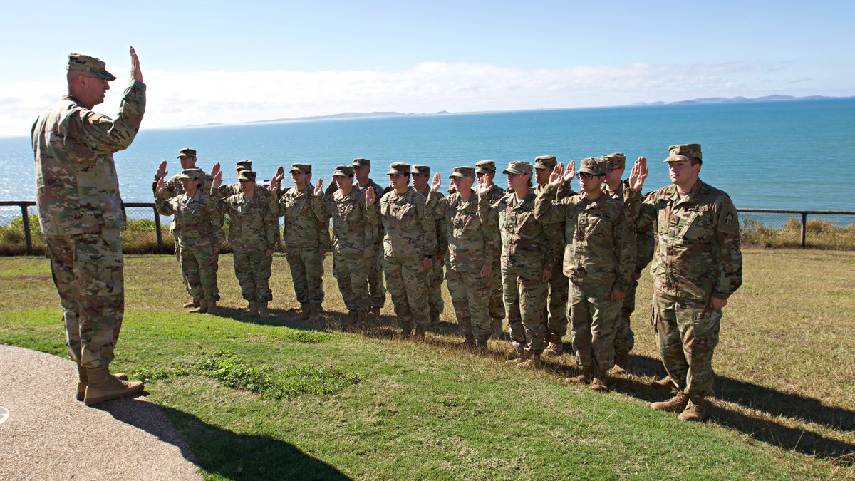 NationalGuardIN's tweet photo. Soldiers with the @INNationalGuard's 76th IBCT, @38thID, re-upped in Australia while participating in #ExerciseHamel.
"... I will support and defend the Constitution of the United States against all enemies, foreign and domestic ..." 💪👊
#PacificPathways | #NationalGuard https://t.co/3r6uhhhBQU
