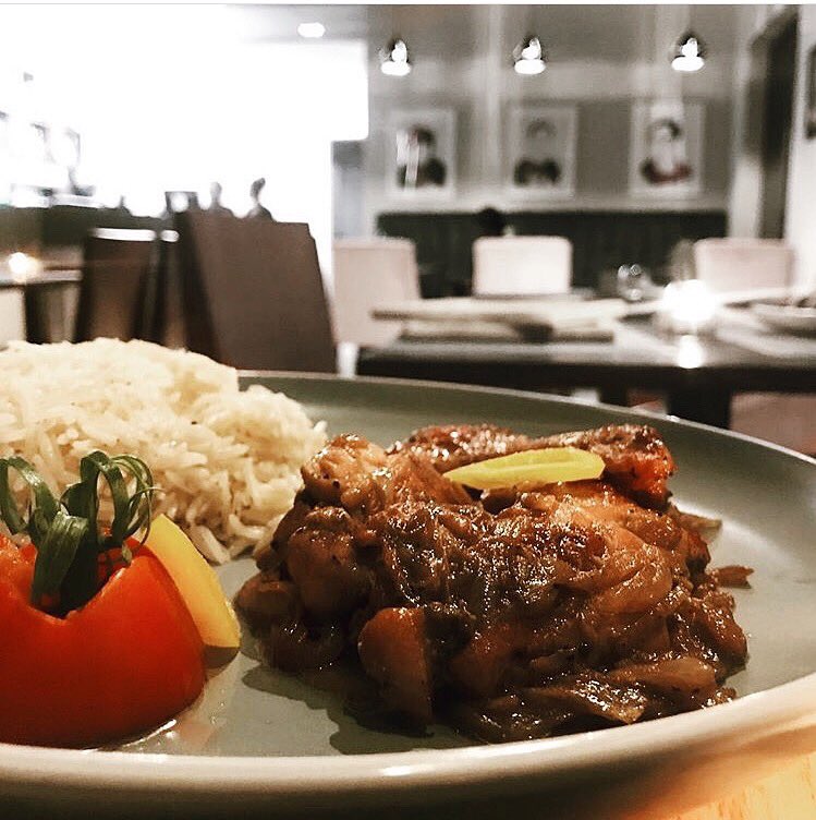 KaylahOniwo's tweet photo. ||•• Chicken Yassa •• This was so yummy . Check out the new @circa_lagos , finally a cool spot to eat and hang out in Lekki ••||
.
.
#LagosFoodie #LagosSpaces https://t.co/o1iFDvqb3R