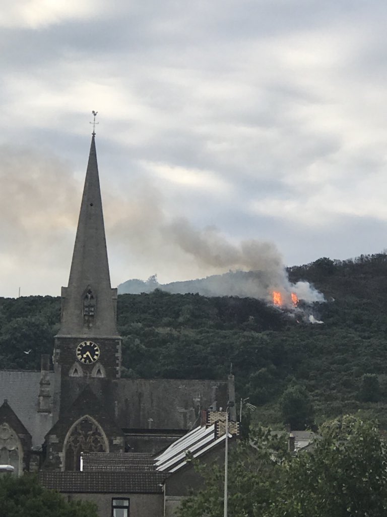 ConanZXN's tweet photo. Open fire😱😱 @swansea #swansea #fire https://t.co/JN776GPCiU