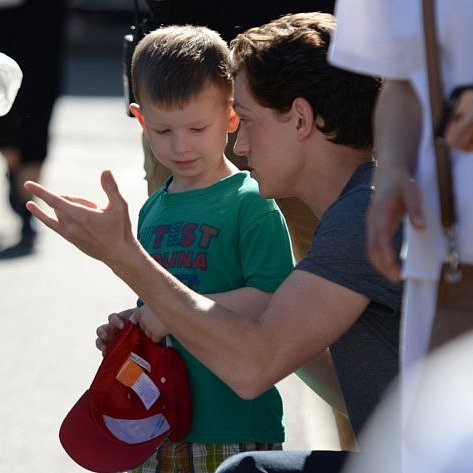 Tom Holland with a kid on the set of ' Spider Man far From Home '