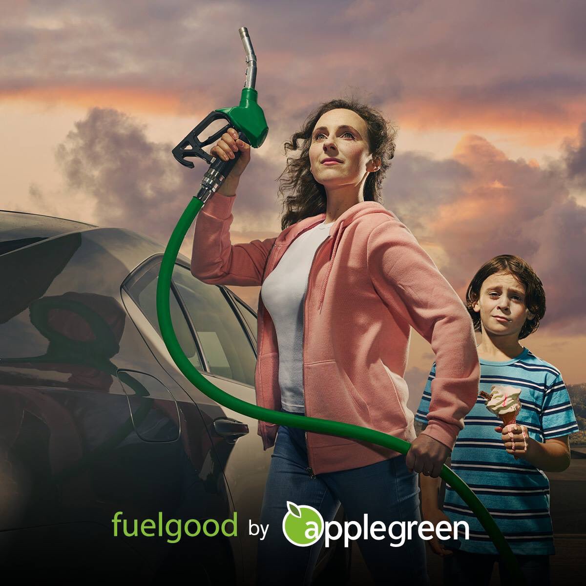 внешний имидж. опрятный человек. включи рекламу человек. промоутер с табличкой. включи рекламу человек.