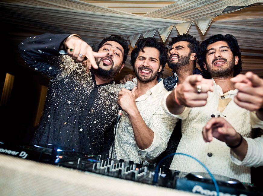 ArjunkOnline's tweet photo. HQ Unseen Pics : @arjunk26 with Isabelle Kaif,  @Its_Badshah , @Varun_dvn and others from #SonamAnandWedding https://t.co/kO4Y0AcJi4