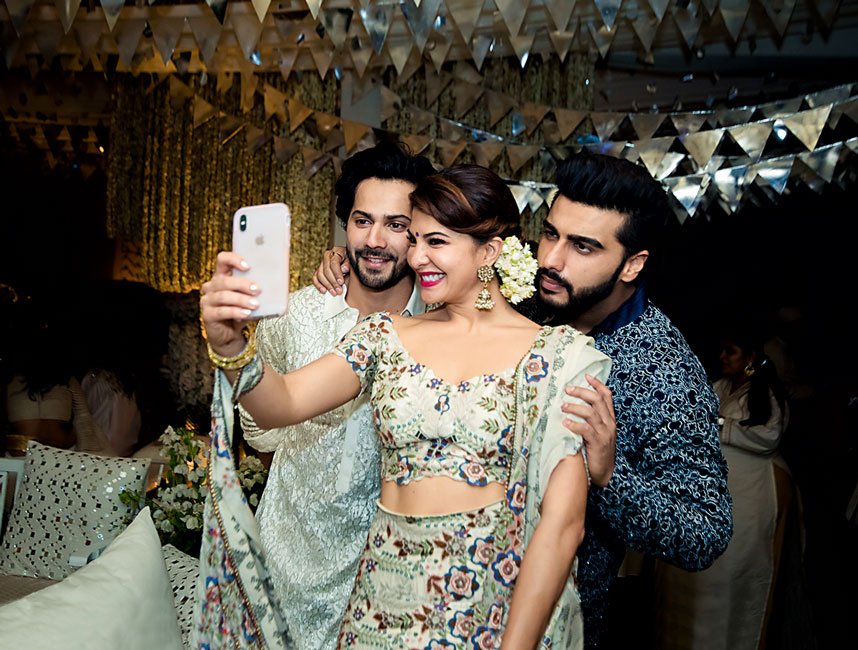 ArjunkOnline's tweet photo. HQ Unseen Pics : @arjunk26 with Isabelle Kaif,  @Its_Badshah , @Varun_dvn and others from #SonamAnandWedding https://t.co/kO4Y0AcJi4