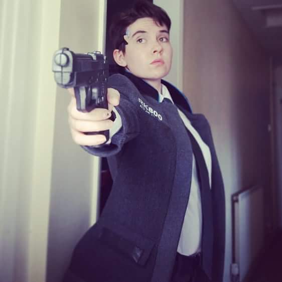 _DayleArden's tweet photo. "My name is Connor, I'm the android sent by CyberLife"
Update...the jacket is done! It's pretty bright today so the glowiness doesn't show up great but it all works! 
#cosplay #dbh #dbhconnor #RK800 #ConnorArmy #DetroitBecomeHuman #connorcosplay #dbhcosplay https://t.co/g77ol227Ga