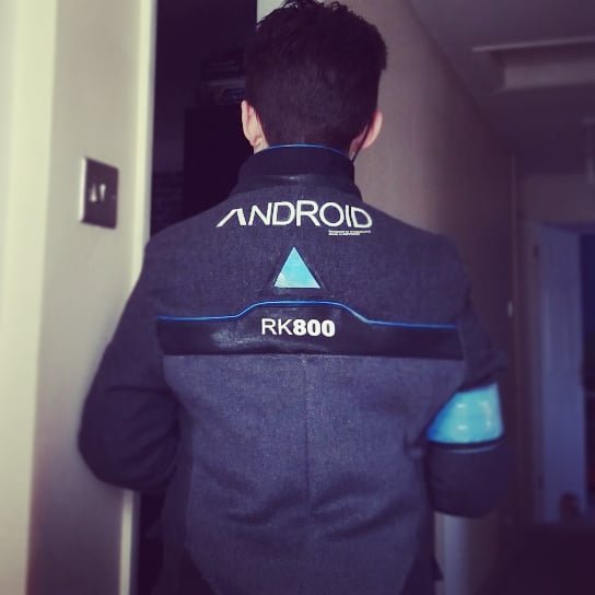 _DayleArden's tweet photo. "My name is Connor, I'm the android sent by CyberLife"
Update...the jacket is done! It's pretty bright today so the glowiness doesn't show up great but it all works! 
#cosplay #dbh #dbhconnor #RK800 #ConnorArmy #DetroitBecomeHuman #connorcosplay #dbhcosplay https://t.co/g77ol227Ga
