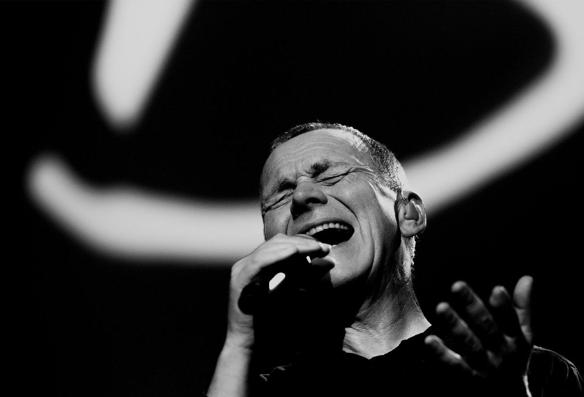 UB40OFFICIAL's tweet photo. Duncan Campbell at the Royal Albert Hall for our 40th anniversary show
Photo Credit @JeffSWidener
#UB40 #RoyalAlbertHall #40thanniversary #London #UK #SoldOut #ForTheMany #LiveMusic #DuncanCampbell #Singer #LeadSinger #JeffWidener #TankMan #blackandwhite #PoorFool #ImAlrightJack https://t.co/qwG0KwYkks