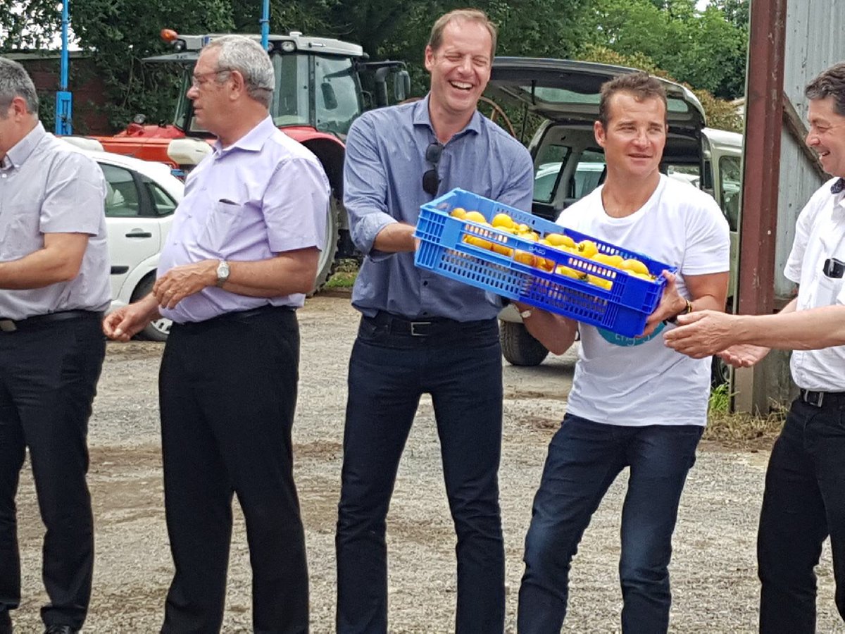 Merci Christian Prudhomme de votre hommage à Jean-Michel Lemétayer, fondateur de SOLAAL, et merci Thomas Voekler de votre aide dans la chaîne des dons en #Vendee <a href="/ChPrudhomme/">Christian Prudhomme</a> <a href="/voecklerthomas/">Thomas Voeckler</a> #TDF2018 <a href="/LeTour/">Tour de France™</a> <a href="/FNSEA/">La FNSEA</a> <a href="/JeunesAgri/">Jeunes Agriculteurs</a>