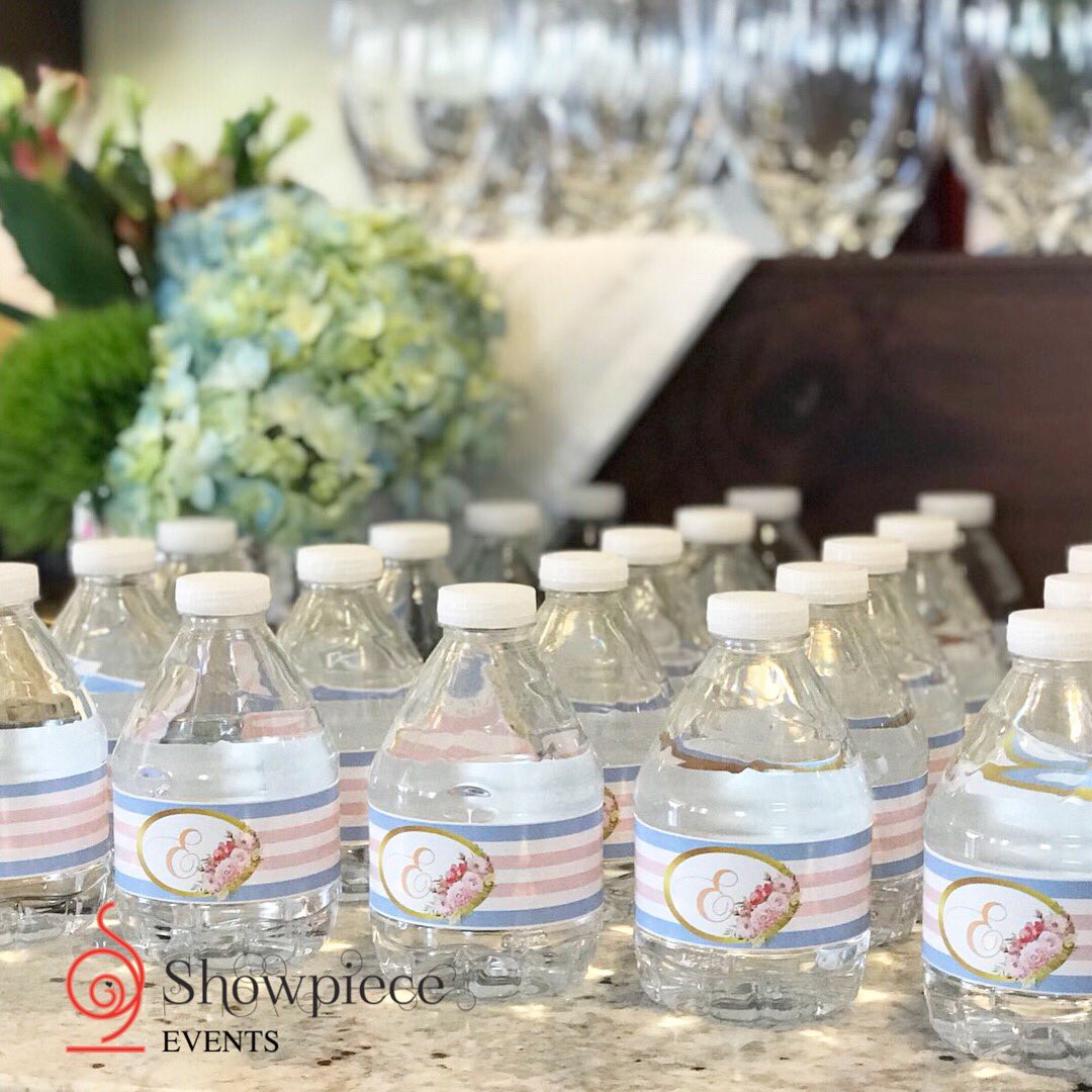 ShowpieceEvents's tweet photo. Even small details makes the biggest impression at your event, that’s why @showpiece_events we take care of them and make them look at their perfection. 
#eventplanner #eventdesign #eventdecor #showpiece_events #smalldetails #customized #customwaterbottles #customfavorboxes https://t.co/bu41tg6A3V