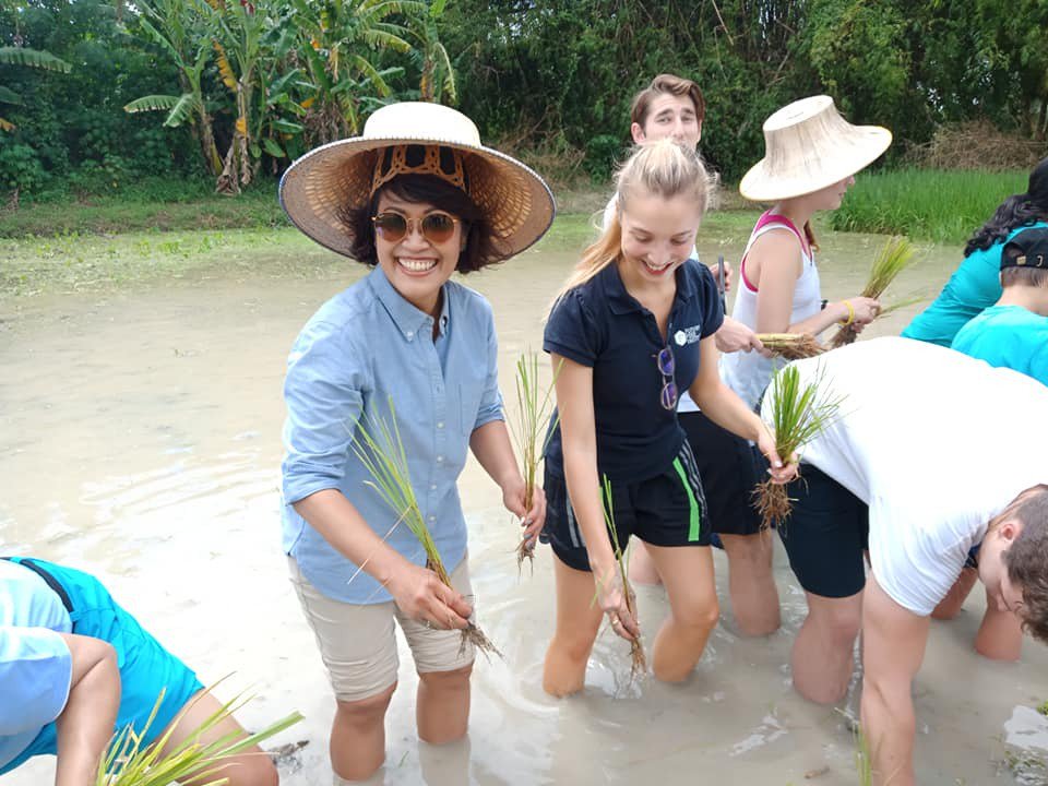 saroversi's tweet photo. Prima tappa in #Thailandia con visita ad una fattoria biologica vicina al fiume #Sampran. Il "modello" Sampran, avviato da Sampran Riverside Hotel per sviluppare una catena del valore di prodotti orgamici, consente alle comunità agricole locali uno sviluppo sostenibile. #FIGM18 https://t.co/lVSPeHIlxF
