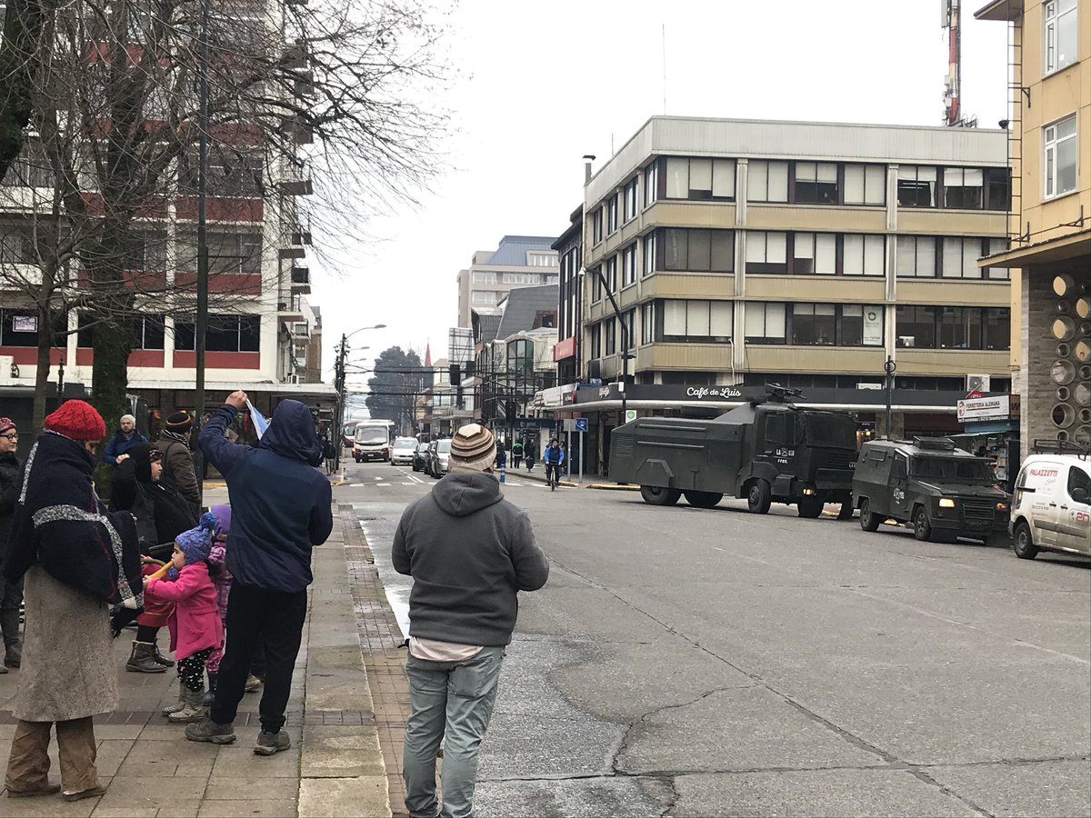 valegaticag's tweet photo. Hoy nos encontramos fuera de @IntLosRios en apoyo al Lof Michillanca que fueron desalojadxs violentamente la semana pasada en Los Molinos #ValdiviaCL
Y nuevamente llega fuerzas especiales de carabineros en una manifestación pacífica, ese es el diálogo que buscan @casenjojerez ?? https://t.co/hLssZJ5uwk