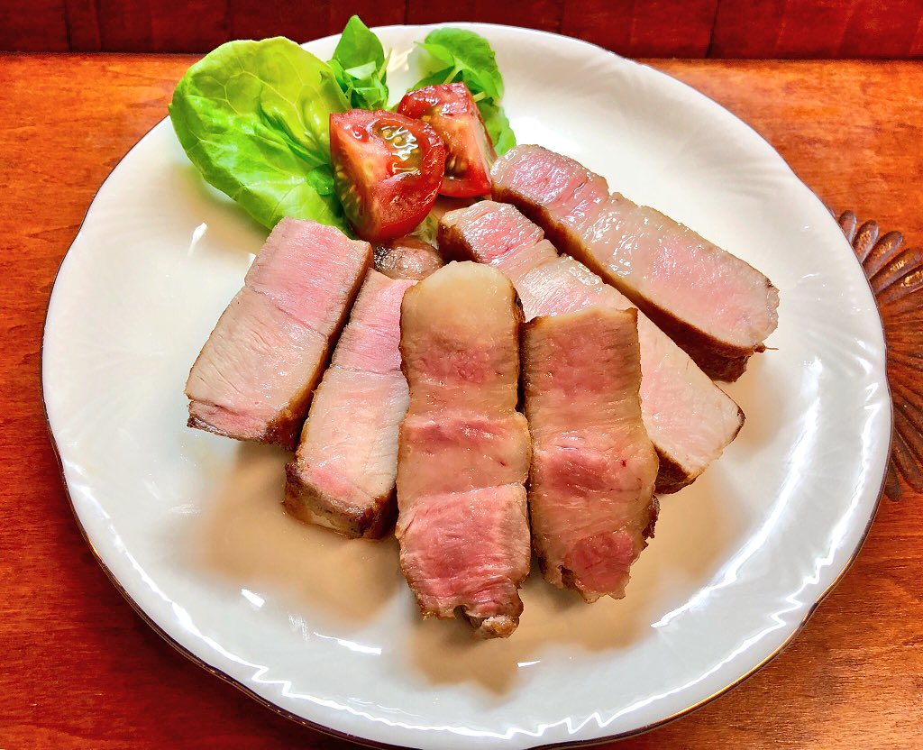 おりえ ローストポークのステーキ美味しかった 氷感熟成って初めて食べた 厚みのある豚肉は 常温に戻した後 塩胡椒して3分強火で焼き色付けて 3分アルミで包む 5分弱火で焼いて 5分アルミに包んで切る 中はピンクでしっかりジューシー 焼いた脂