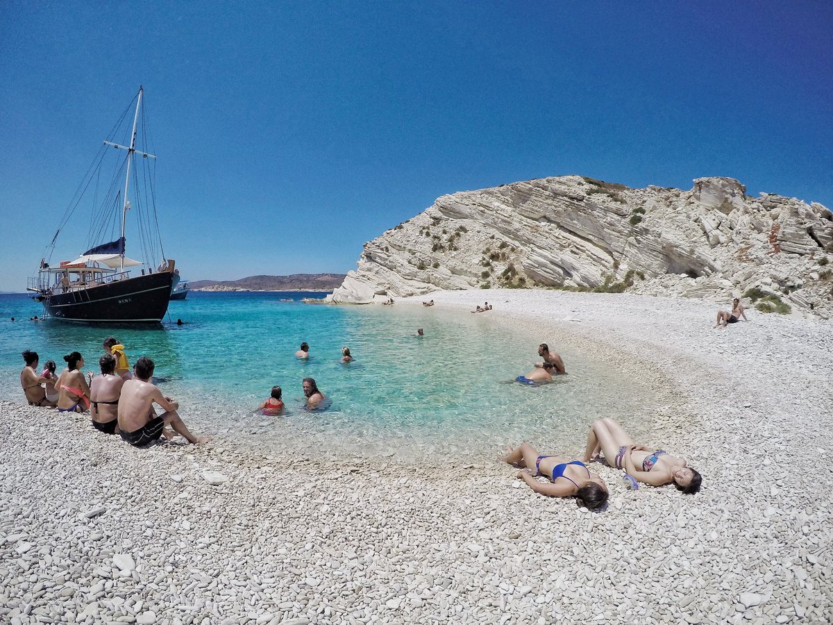girovagate's tweet photo. #Aspronissi, l'isola bianca
una favola!!!
Ci siamo arrivati con l'escursione giornaliera della barca Rena che tocca 4 delle 28 isole dell'arcipelago di #Lipsi!
#girolipsi #incollaborazionecon #isoladeacalipso https://t.co/3N3uagBrMq