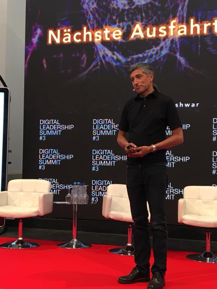 TrainingAktuell's tweet image. Die Digitalisierung macht den Menschen nicht überflüssig, er bleibt wichtig – als Entscheider, Kunde, Innovator, Mitarbeiter, Gestalter, Netzwerker. Eine Erkenntnis des Digital Leadership Summit, mehr dazu im Blog: buff.ly/2lPbV5e #dls3