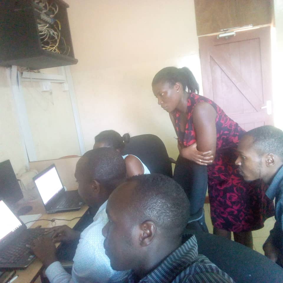 Mak_CHAP's tweet photo. The @Mak_CHAP ED,@dkaj04 takes the data team through Salford predictive Modeller (Tree classification )@valerietusubira @natukwatsadavis @TryphenaN @GyezCollins https://t.co/O1ZHhWyDHI