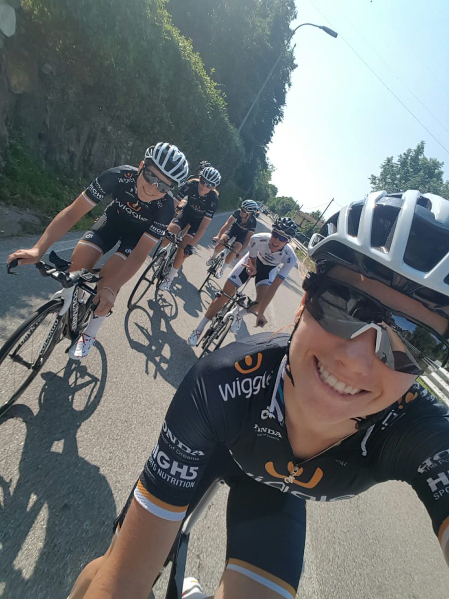 Between hard efforts it's time for a selfie! Day 1 of our #GiroRosa TTT camp 🇮🇹👌