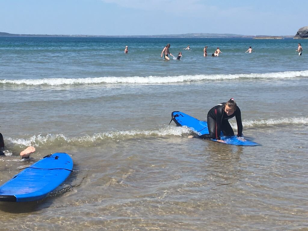 gc_cill's tweet photo. Surfáil faoi sholas na gréine ag scoláirí Gaelcholáiste 
Cill Chúrnáin ☀️ https://t.co/Y5nhDf3FXT