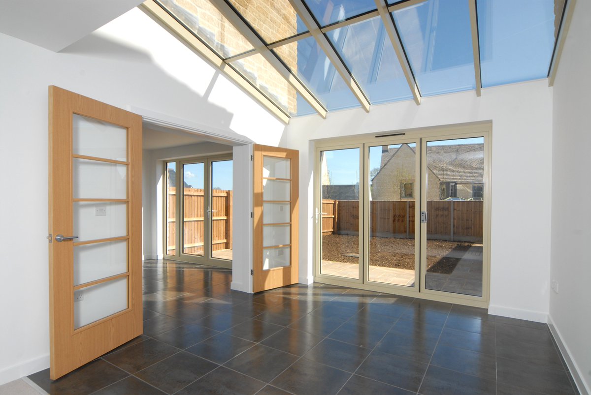 Freeman_Homes's tweet photo. Properties of the month don't get much better than this. Plot 27 at The Westwoods is now only £500,000 (that's a £50,000 reduction). Stunning 4 bedroom home features a sun-room w/bi-fold doors onto a sunny south-facing garden. Reserve this property or book a viewing 01451263123. https://t.co/Jv5oXWND5K