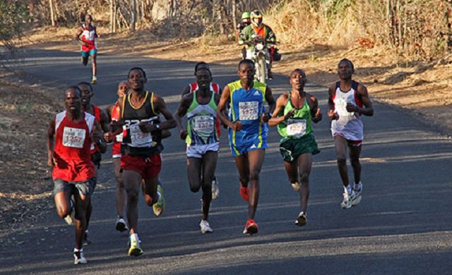 SundayNewsZimba's tweet photo. @econetzimbabwe Victoria Falls Marathon organisers disqualify male athlete who ran on behalf of “winning” female https://t.co/51nYVrhckR @Mdawini_29 https://t.co/lVHzZFhiMu
