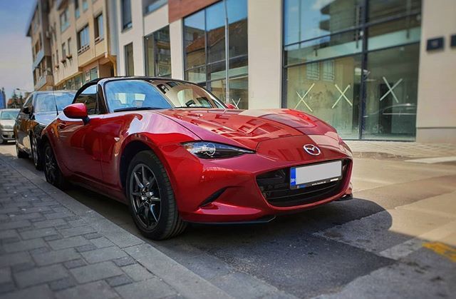 JazzHatter's tweet photo. "Types of people according to sports cars:
-Typical single person: This is such an awesome car. I'd look like a celebrity in it.
-Typical family person: Nah, wouldn't fit my kid's car seat in the back. Wait, what so you mean "there is no backseat"?
-Typi… https://t.co/Zfu7yQKnp0 https://t.co/y12XKeCsBF