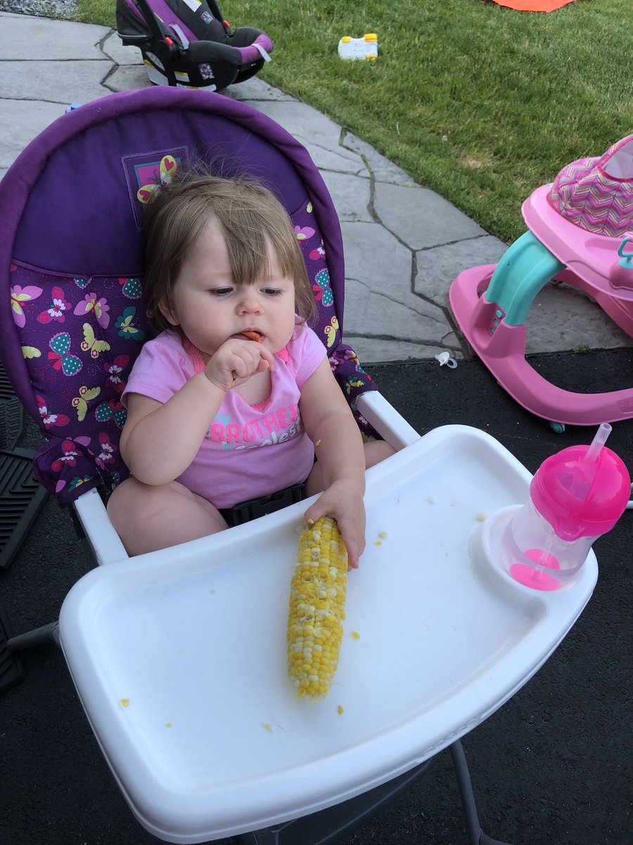 e_marks11's tweet photo. Typical New England baby 🌽♥️ #cornonthecob #lobster #NewEngland https://t.co/P2VVH5IpY2