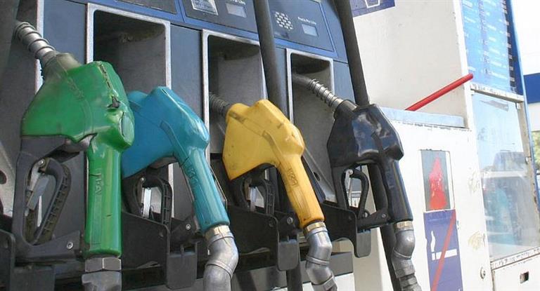 #Economía Sepultado el acuerdo de precios, las petroleras suben hasta 12% los combustibles

Luego que YPF aplicó aumentos de hasta 8% en sus combustibles el fin de semana, desde el lunes las petroleras Shell, Axion y Puma también ajustaron sus precios al consumidor.