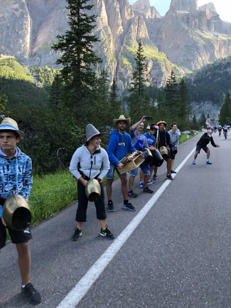 igerscycling's tweet photo. Supporters and bells on the Passo Sella during the 2018 edition of the @mdolomites #bresaolaRigamonti4fit
#bresaolaRigamonti
#mdd32 https://t.co/qn5rEyhIbM