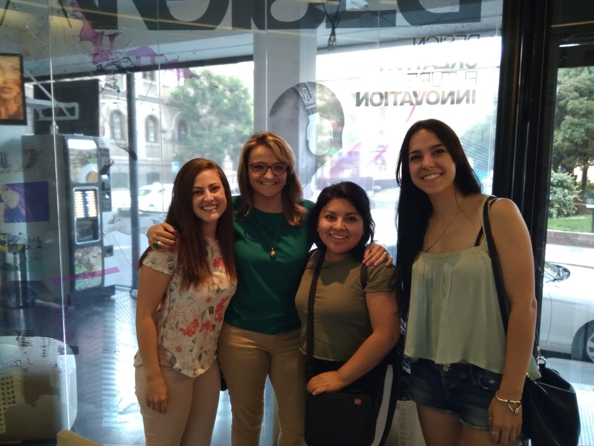 BeatrizCasalod's tweet photo. Ilusión máxima en el momento en el que te piden tus alumnas @BeaOcaa @yadira_mmorales y @SandraNavarro_O que me haga una foto con ellas 😍😍 personas con gran calidad humana y profesionales. Ya estáis llegando al final de #MasterMPD no es un adiós, es un hasta luego 😘 https://t.co/uxLgQxzN0w