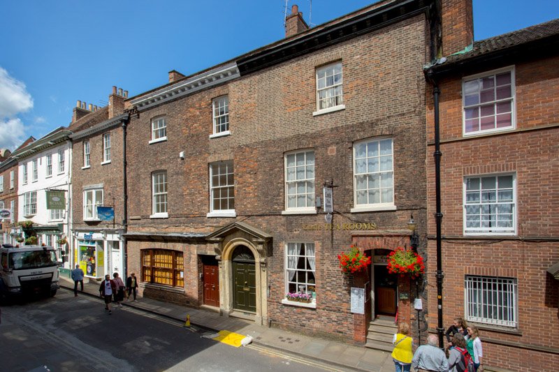 Blenkinandco's tweet image. Literally a stone's throw from Fenwick, Coppergate and Pairings, this 1st floor city centre garden flat has all the glamour &amp;amp; proportions of the fine Georgian building that houses it #york #yorkagent #gardenflat  @PairingsWineBar @FenwickStores @coppergateyork