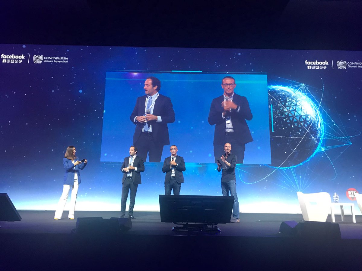 Grazie a tutti i presenti a chi ci ha seguito online. Al futuro del domani abbiamo fatto una fotografia. Mettetevela in tasca e ritiratela fuori ogni volta che vi servirà.
Alessio Rossi <a href="/alessio_rss/">Alessio Rossi</a> e <a href="/LucaColombo/">Luca Colombo</a> di Facebook Italia chiudono i lavori del #FED2018