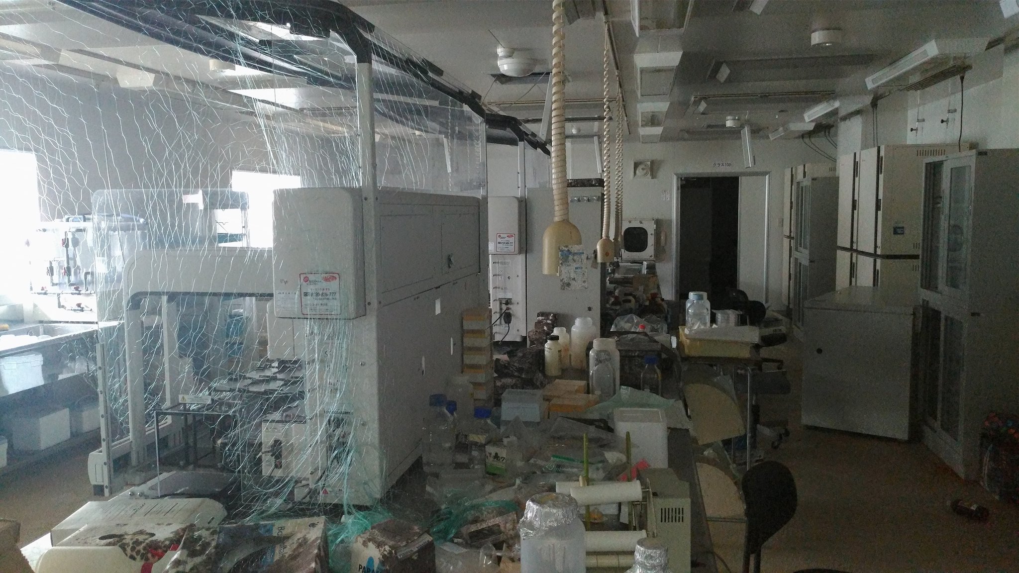 Arajiru944 用途の分からない物が多すぎて怖い 動物用のワクチンを作ったりしてた会社らしいけど 死体安置所 みたいのもあるし バイオハザードマークも初めて見た あと廃墟によく居るコウモリや蚊もここでは異常に怖いと思った理由は多分彼岸島のせい