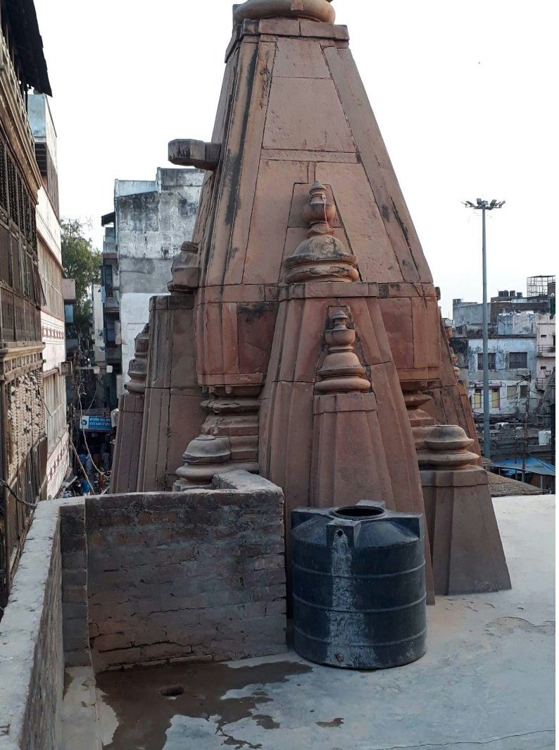 आप सभी प्रबुद्ध हैं, संभव हो सके तो इस प्रश्न का उत्तर देने का प्रयास करें- इन तस्वीरों में आप क्या देख पा रहे हैं?All of you are educated .. if possible ,try answering this question - What do you see in these pics?  #Kashi