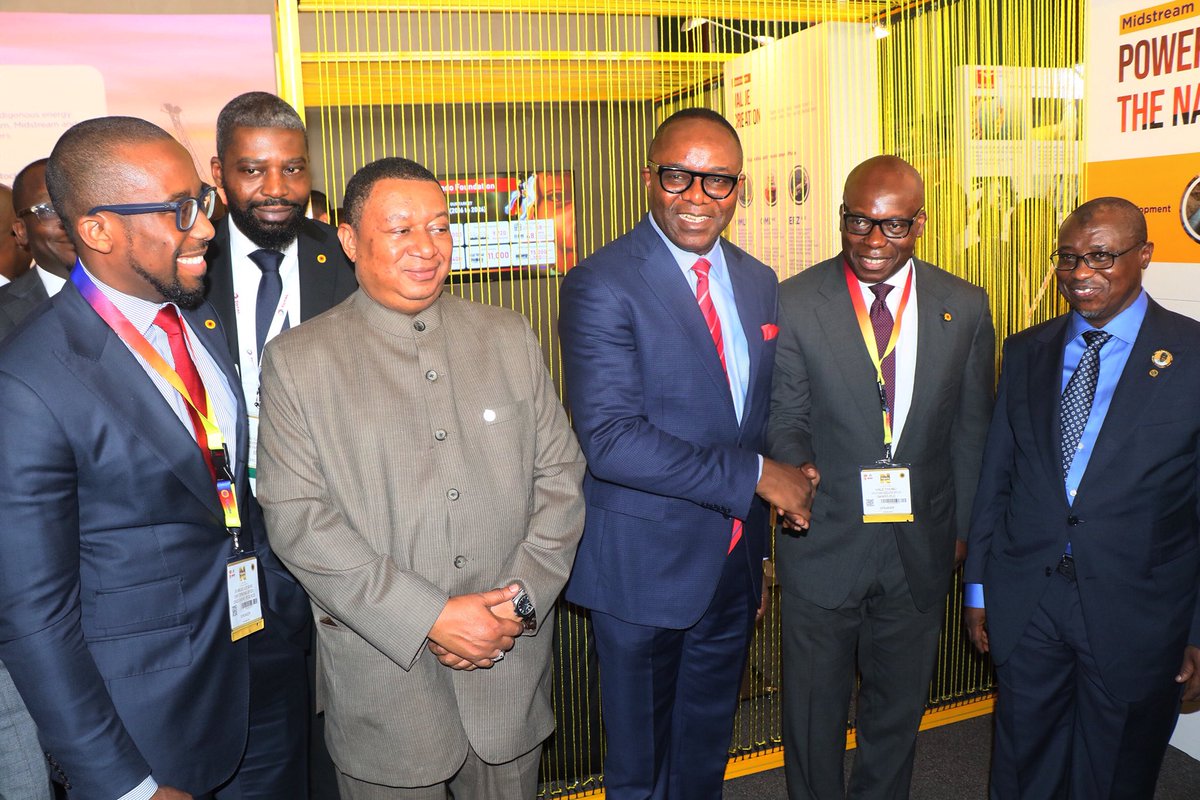 Oando_PLC's tweet photo. Our GCE, @AdewaleTinubu giving @IbeKachikwu, @DrMKBaru and H.E. Mohammed Barkindo a tour of the Oando booth.
#NOG18 #NOG2018 #OandoAtNOG https://t.co/Tg31w7TCbL